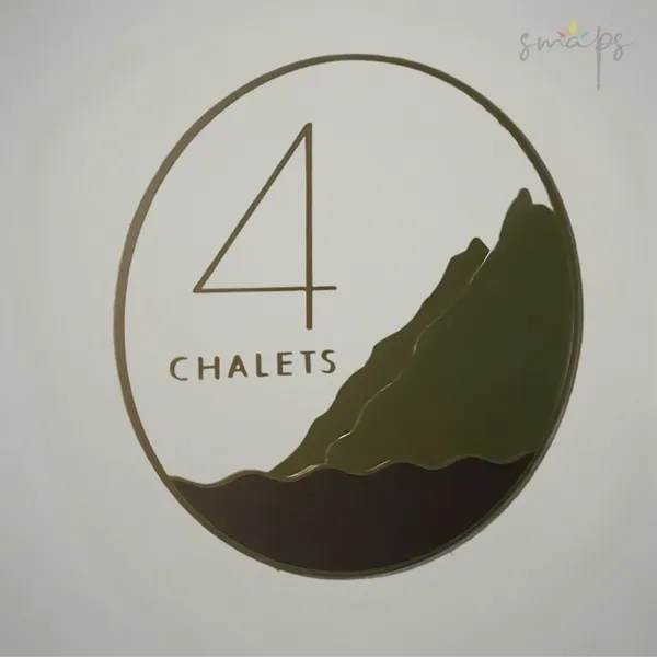 Reklamna tabla od pleksiglasa za 4Chalets