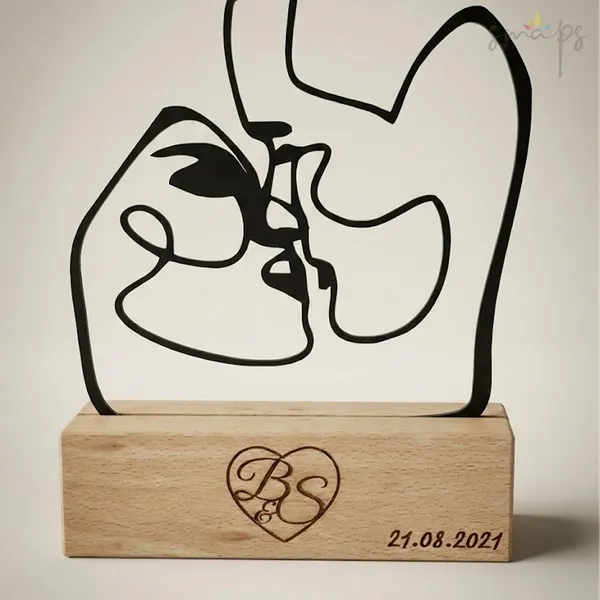 Poklon sa motivom zaljubljenih sa inicijalima i datumom