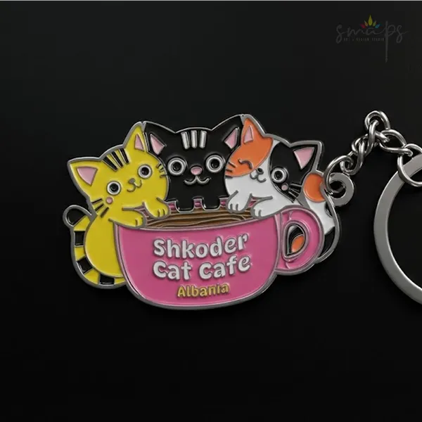 Metalni privjesak sa logom za Cat cafe u Skadru