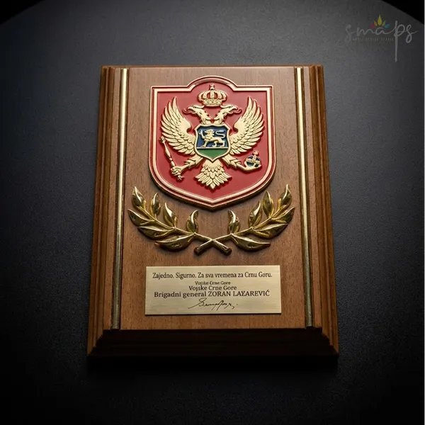 Ekskluzivna drvena plaketa sa metalnim grbom Crne Gore i vijencem za Vojsku Crne Gore