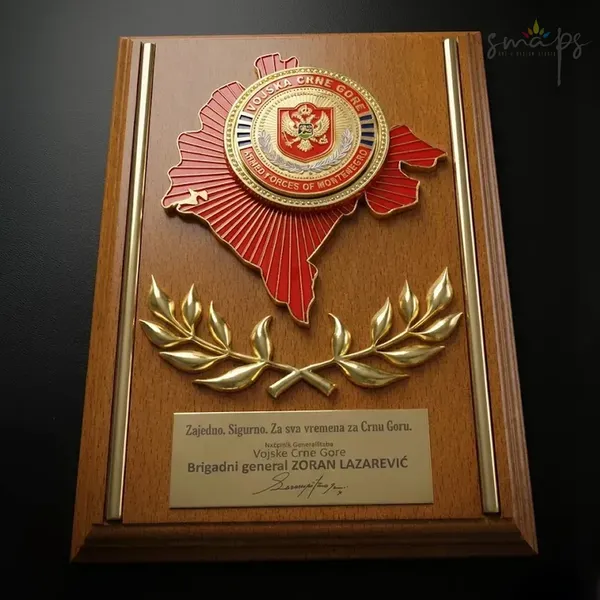 Ekskluzivna drvena plaketa sa mapom Crne Gore i koinom Vojske Crne Gore